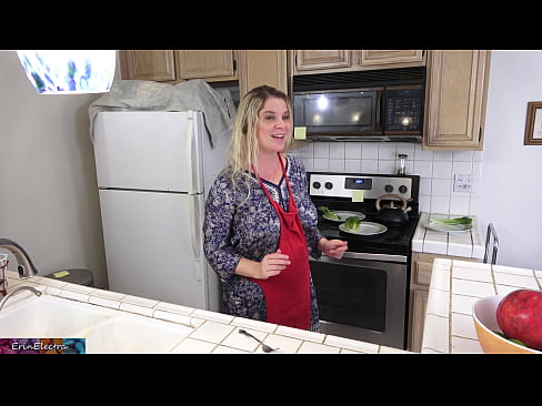 ❤️ Matrigna che lo munge in cucina prima del suo appuntamento ❤ Solo porno al it.heatpumpcenter.top ️❤